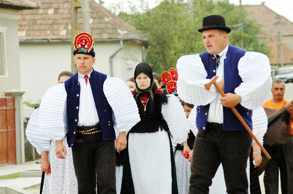 Bruiloft deelnemers in traditionele Hongaarse kleding — Stockfoto