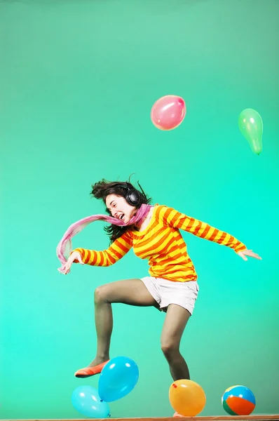 風船で幸せな女の子をジャンプ — ストック写真