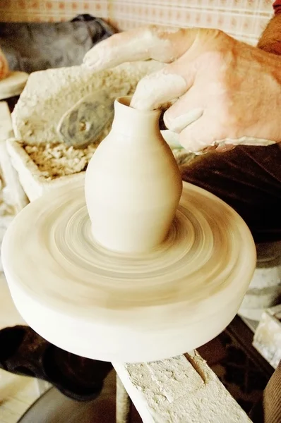 Potter pracuje s jílem modelovat nový váza — Stock fotografie