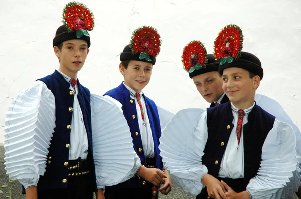 Crianças em roupas tradicionais — Fotografia de Stock