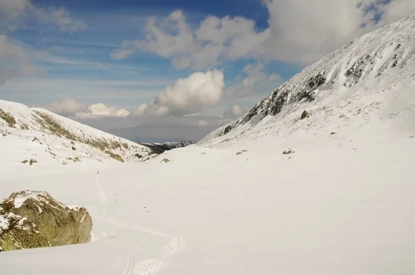 Zimní krajina v retezat mountain, Rumunsko — Stock fotografie