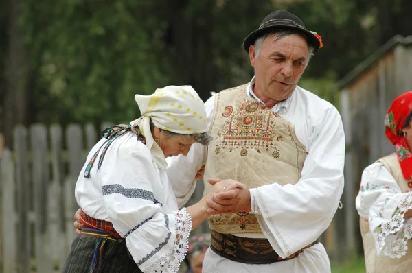 Un grupo de bailarines con ropa tradicional en Rumania —  Fotos de Stock