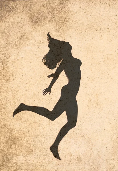 Женщина, снятая в ретро-винтажном стиле, силуэт прыгающей обнаженной женщины — стоковое фото