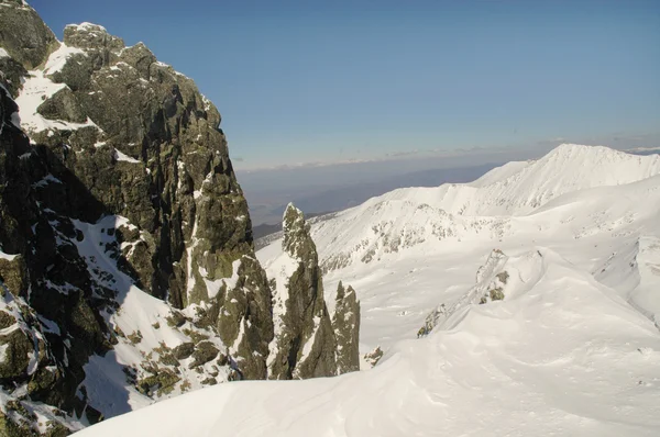 Zimowy krajobraz w retezat mountain, Rumunia — Zdjęcie stockowe