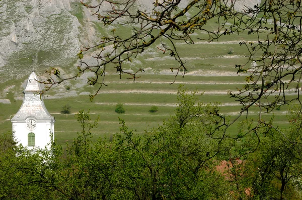 Igreja húngara em uma região montanhosa na Transilvânia — Fotografia de Stock