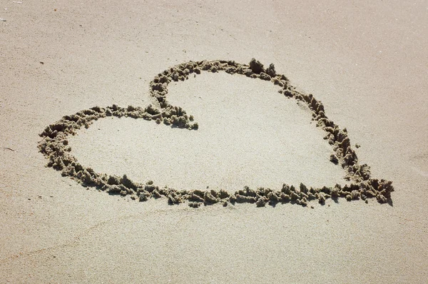 在沙滩上的手写的心 — 图库照片