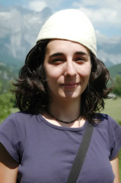 Şapkalı bir Arnavut kız portresi — Stok fotoğraf