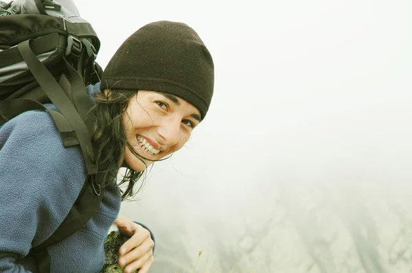 Chica sentada en el borde de una montaña —  Fotos de Stock