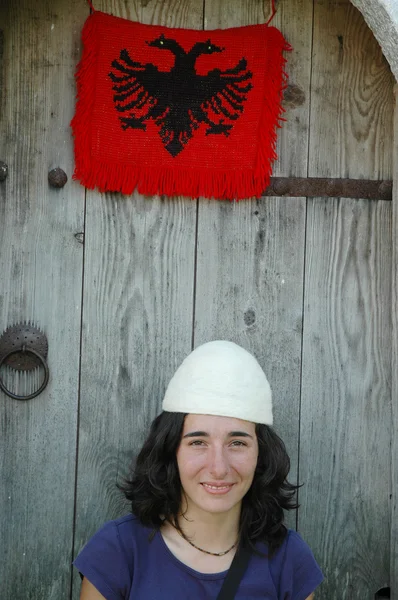 Portré egy albán lány kalapban — Stock Fotó