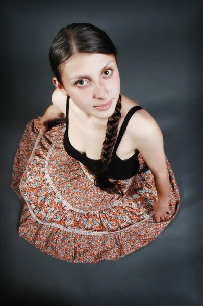 Mladý tanečník žena s barevné sukně — Stock fotografie