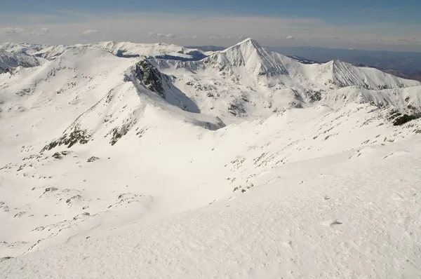 Zimowy krajobraz w retezat mountain, Rumunia — Zdjęcie stockowe