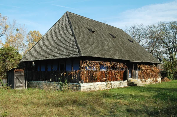 Houten huis in Transsylvanië, Roemenië — Stockfoto