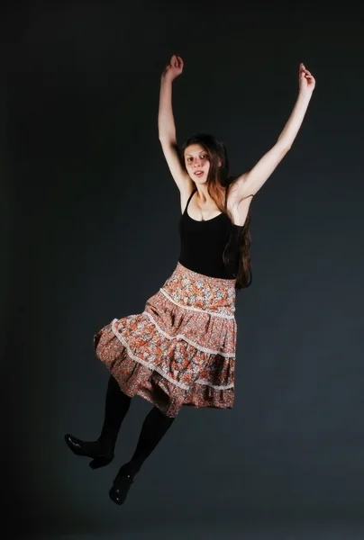 Νεαρή χορεύτρια γυναίκα με χρώμα φούστα — Φωτογραφία Αρχείου