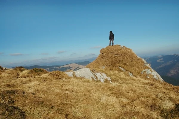 単独で女性、山中をトレッキング — ストック写真