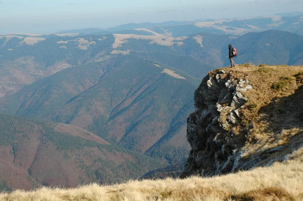 Mujer sola trekking en las montañas — Foto de Stock