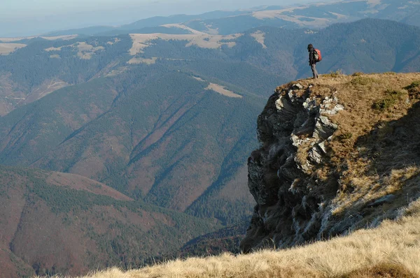 Vandring ensam kvinna i bergen — Stockfoto