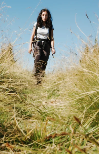 独自徒步在山里的女人 — 图库照片