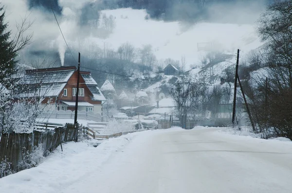 Estrada de aldeia em um dia gelado de inverno — Fotografia de Stock