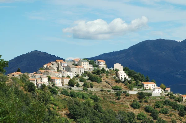 Il piccolo villaggio di Riventosa su una collina, Corsica — Foto Stock