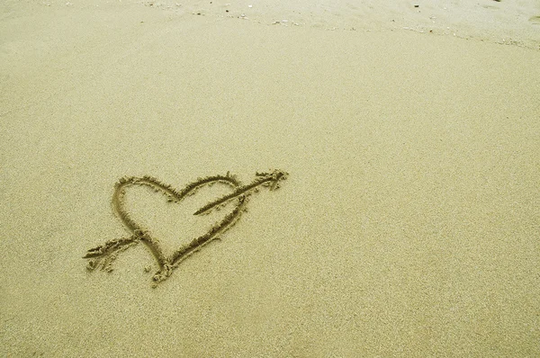 A heart drawn in sand — Stock Photo, Image