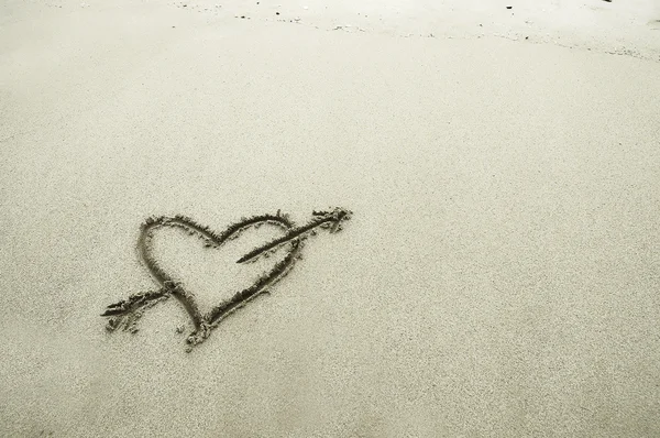 Ett hjärta i sanden — Stockfoto