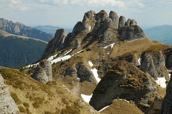 Hegyi táj, a Csukás-hegység, a Kárpátok, Románia — Stock Fotó