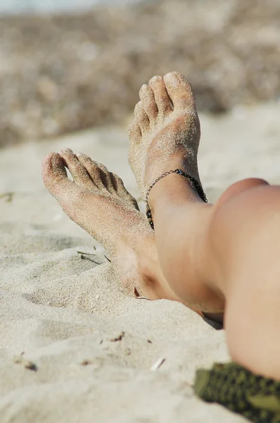 Žena sexy nohy na pláži — Stock fotografie