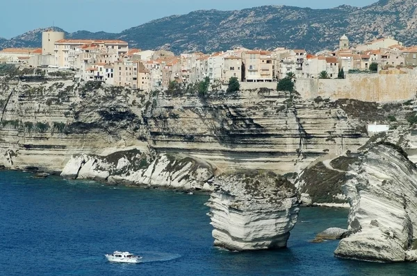 Bonifacio vieille ville sur la falaise de la mer, Corse, France — Photo
