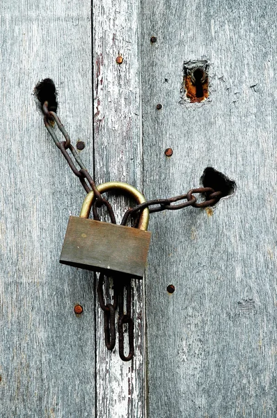 Λουκέτο σιδήρου και αλυσίδα την παλιά πόρτα — Φωτογραφία Αρχείου