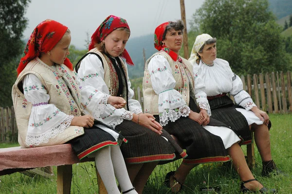 En grupp dansare i traditionella kläder — Stockfoto