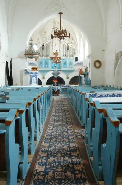 Maďarské protestantské interiér kostela v darjiu (szekelyderzs). — Stock fotografie