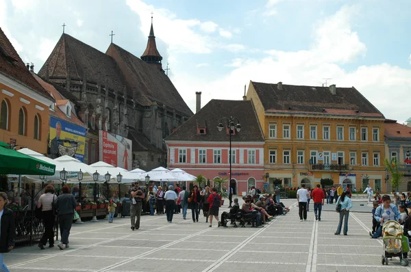 Der Ratsplatz in Brasov, Siebenbürgen, Rumänien — Stockfoto