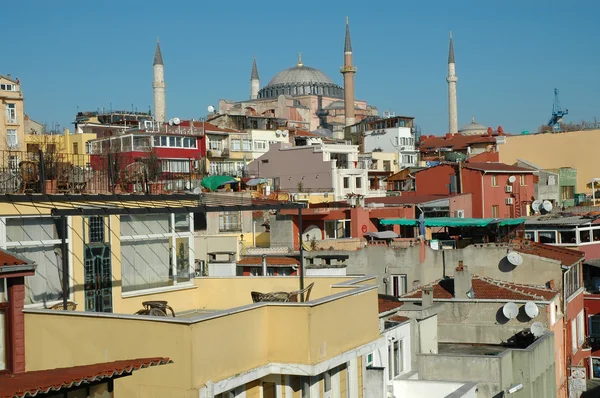 Istanbul Häuser, Hagia Sofia im Hintergrund — Stockfoto