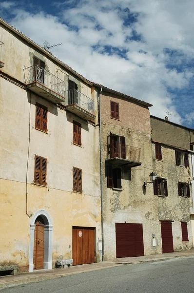 Straße und Altbauten. Venaco, Korsika — Stockfoto