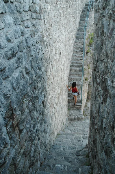 Antigua escalera de piedra en la fortaleza de Bar. Stari Bar. Montenegro —  Fotos de Stock