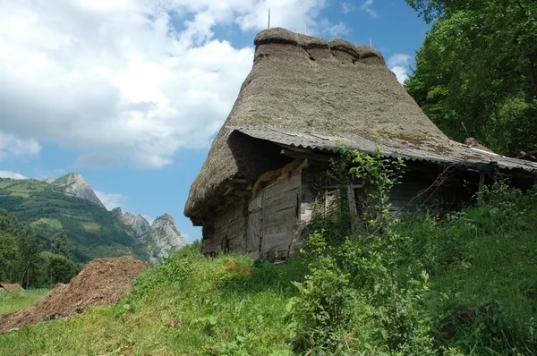 Rustieke houten huis in Transsylvanië, Roemenië — Stockfoto