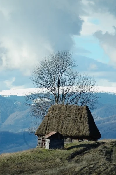 Ρουστίκ ξύλινο σπίτι στην Τρανσυλβανία, Ρουμανία — Φωτογραφία Αρχείου