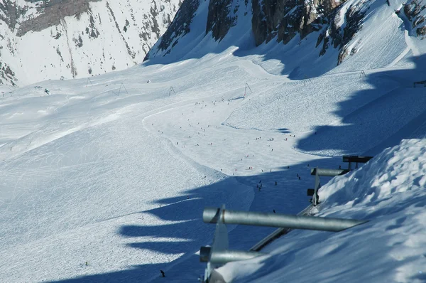 Les skieurs sur la pente — Photo
