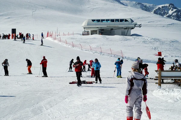 Esquiadores en la pista — Foto de Stock