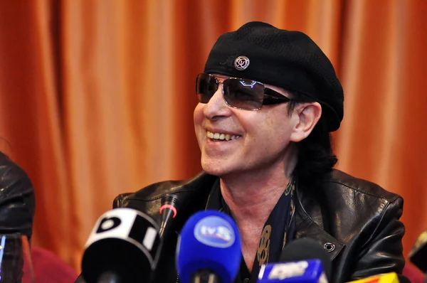 Rock star alla conferenza stampa — Foto Stock