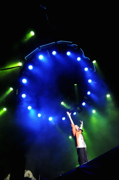 Şarkıcı, canlı sahne alanı üzerinde gerçekleştirir — Stok fotoğraf