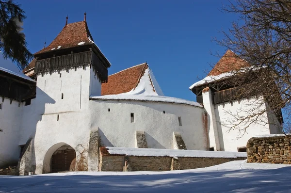 Igreja fortificada coberta de neve de Viscri, Transilvânia — Fotografia de Stock