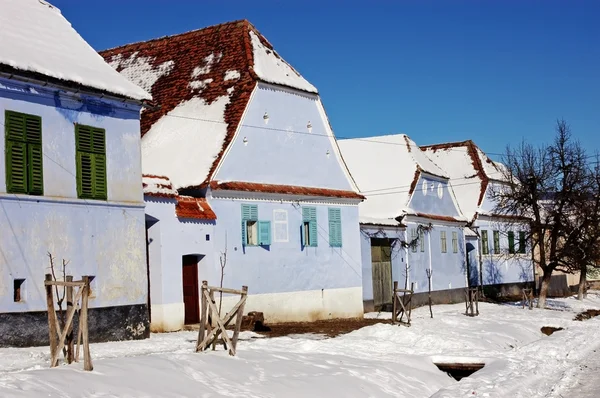 Sneeuw bedekt Saksische huizen in viscri, Transsylvanië — Stockfoto
