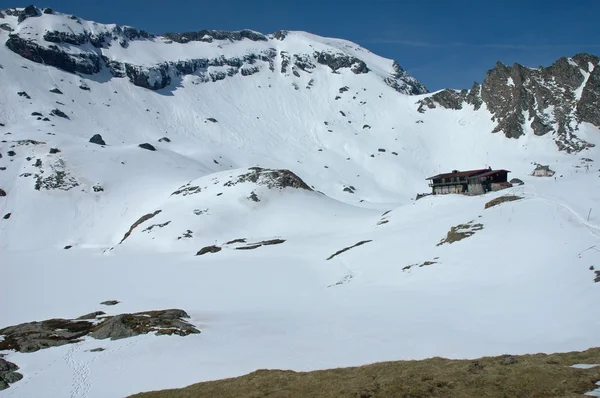 Montanhas cobertas de neve — Fotografia de Stock