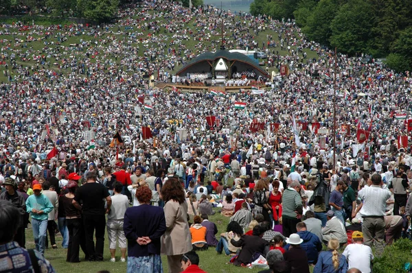 Multitud de peregrinos húngaros celebran el Pentecostés — Foto de Stock