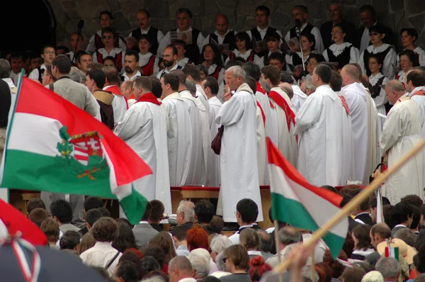 ハンガリーの巡礼者の群衆を祝う、聖霊降臨祭 — ストック写真