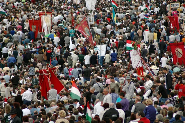 Menigten van Hongaarse pelgrims vieren de Pinksteren — Stockfoto