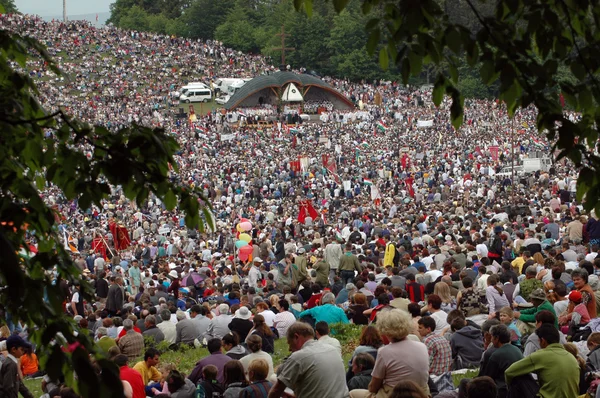Толпы венгерских паломников празднуют Пятидесятницу — стоковое фото