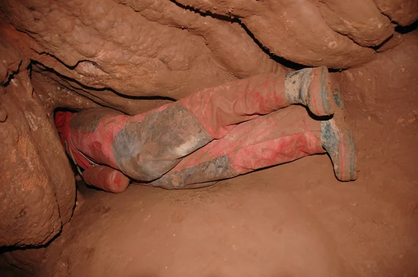 Bir mağaracı geçişiyle dar Mağarası — Stok fotoğraf