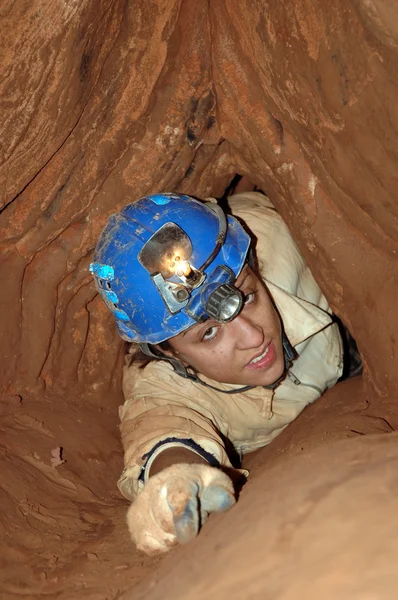 Smalle grot passage met een speleoloog — Stockfoto